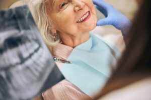 Salud bucodental en la tercera edad: cómo cuidar la sonrisa con el paso de los años