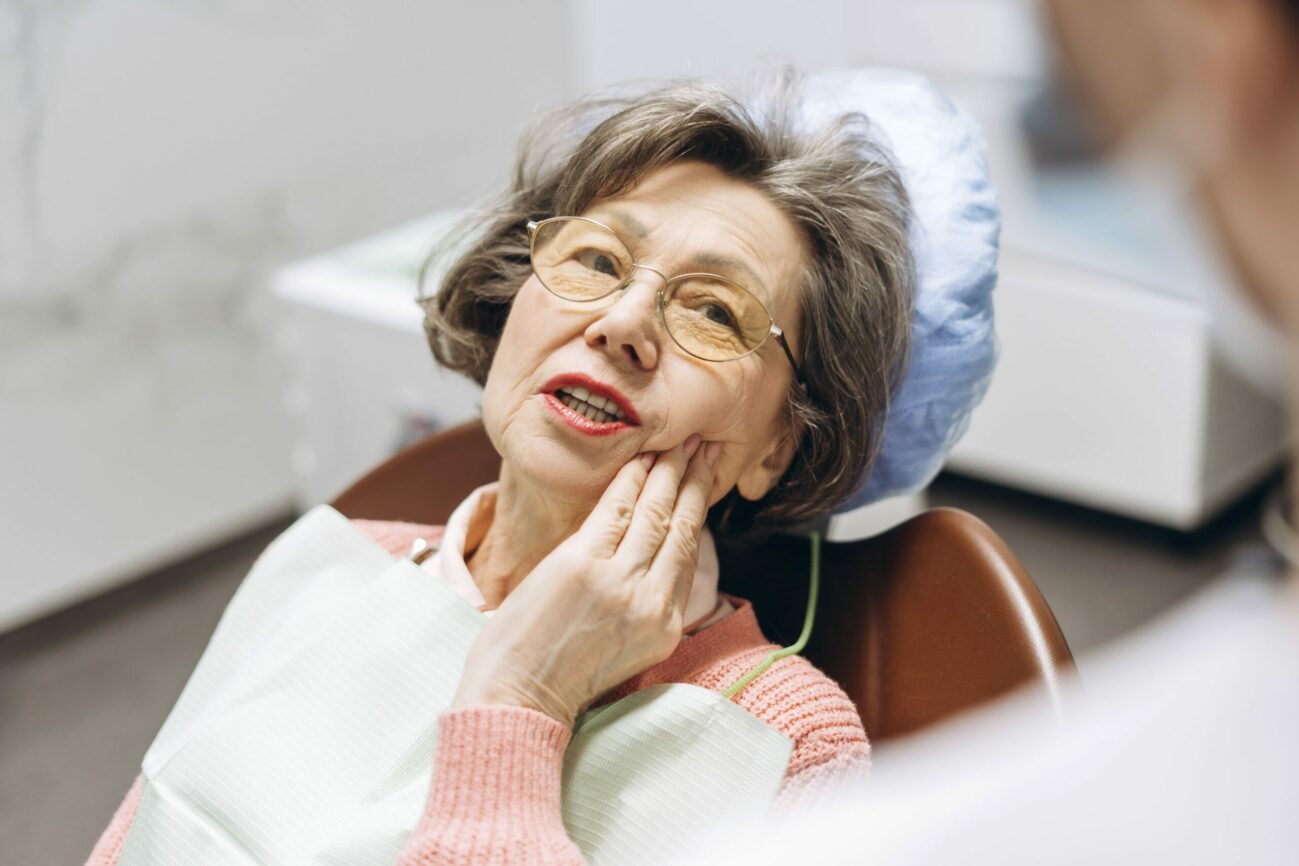 Salud bucodental en la tercera edad: cómo cuidar la sonrisa con el paso de los años